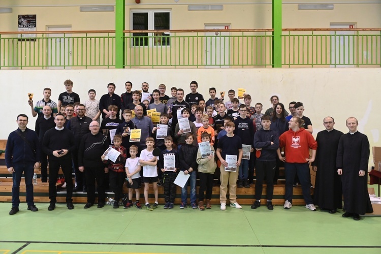 Jedlina-Zdrój. Zawody służby liturgicznej w tenisa stołowego i w szachach