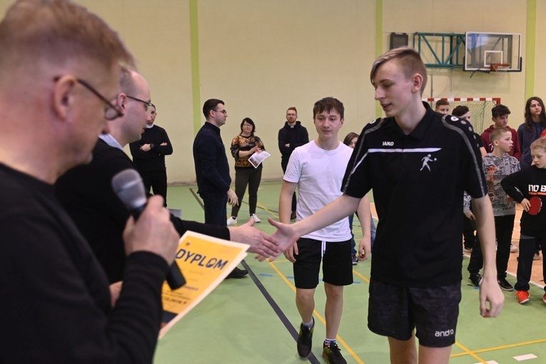 Jedlina-Zdrój. Zawody służby liturgicznej w tenisa stołowego i w szachach