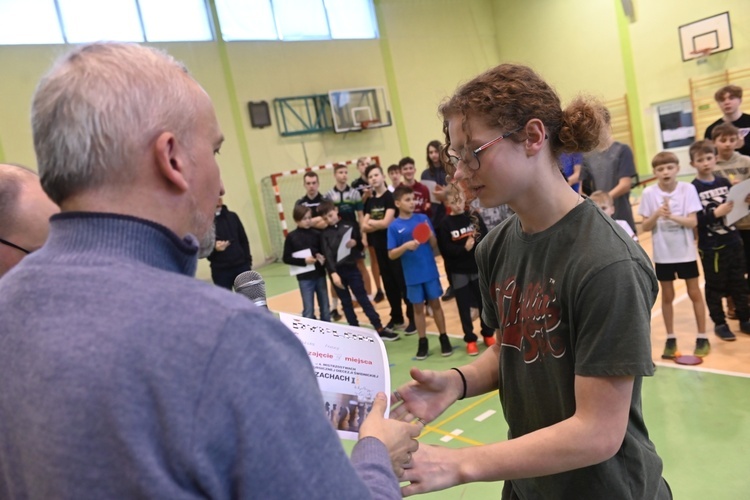 Jedlina-Zdrój. Zawody służby liturgicznej w tenisa stołowego i w szachach