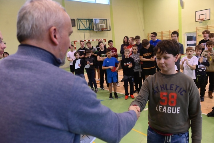 Jedlina-Zdrój. Zawody służby liturgicznej w tenisa stołowego i w szachach