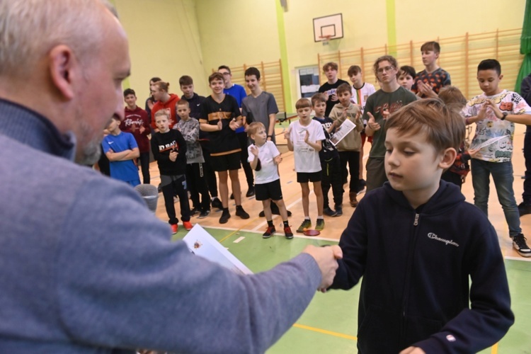 Jedlina-Zdrój. Zawody służby liturgicznej w tenisa stołowego i w szachach