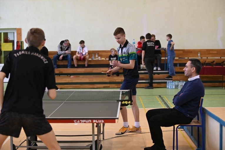Jedlina-Zdrój. Zawody służby liturgicznej w tenisa stołowego i w szachach