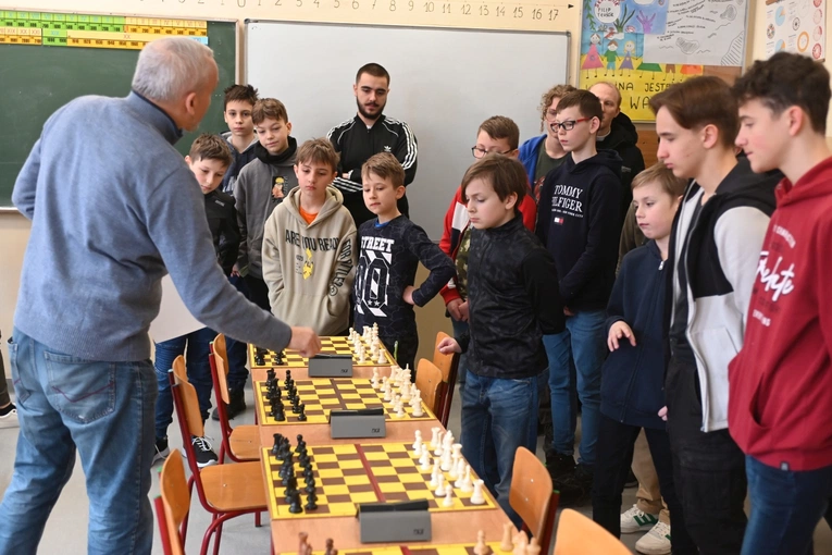 Jedlina-Zdrój. Zawody służby liturgicznej w tenisa stołowego i w szachach
