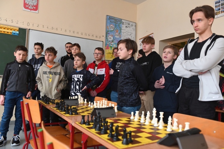 Jedlina-Zdrój. Zawody służby liturgicznej w tenisa stołowego i w szachach