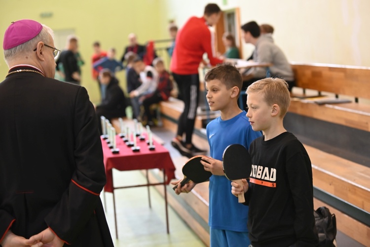 Jedlina-Zdrój. Zawody służby liturgicznej w tenisa stołowego i w szachach