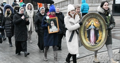 Z różami i w spódnicach