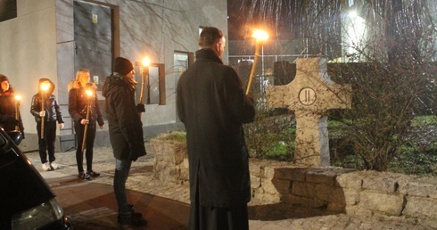 Z pochodniami i żarem w sercu