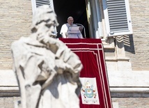 Franciszek w oknie papieskiego pałacu