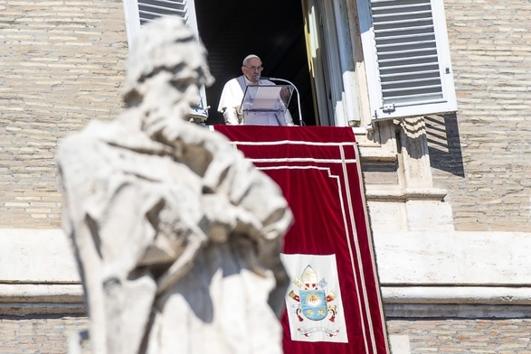 Franciszek w oknie papieskiego pałacu