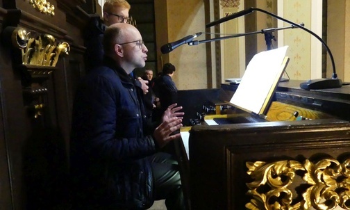 Ks. Krzysztof Kurnik przy rajczańskich organach.