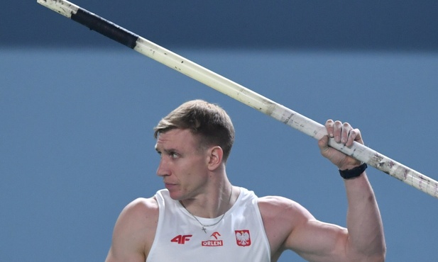 Srebrny medal Piotra Liska w skoku o tyczce i Jakuba Szymańskiego w biegu na 60 m przez płotki 