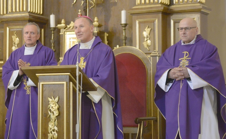 Z bp. Markiem Solarczykiem jubileuszową Mszę św. koncelebrowali (od lewej): ks. Artur Kowalczyk i ks. Krzysztof Badeński.
