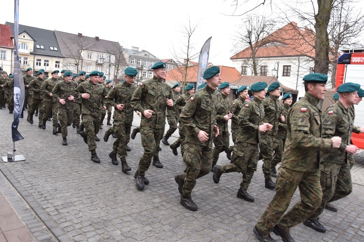 Uczestnicy wydarzenia przebiegli przez przasnyski rynek.