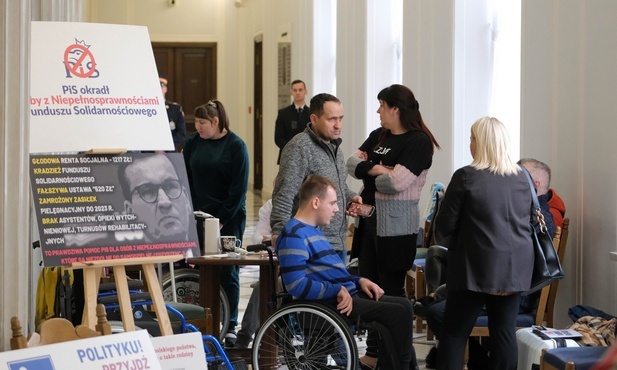 W sejmie trwa protest opiekunów osób z niepełnosprawnościami 
