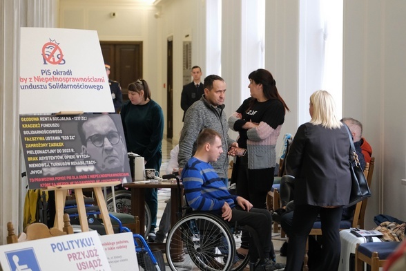 W sejmie trwa protest opiekunów osób z niepełnosprawnościami 