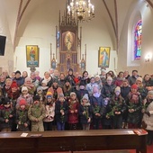 Pamiątkowe zdjęcie uczestniczek niedzielnej liturgii w Mokrzeszowie.
