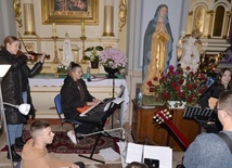 Młodzi z zespołu muzycznego na Wieczorze Uwielbienia, który w Kowali odbył się pod koniec listopada ub. roku.