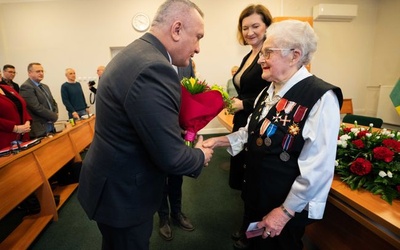 Gratulacje odznaczonej składa Stanisław Sobieraj, przewodniczący Rady Miejskiej.