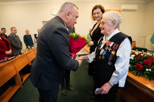 Gratulacje odznaczonej składa Stanisław Sobieraj, przewodniczący Rady Miejskiej.