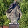 Pomnik św. Jana Pawła II stojący na placu Wyższego Seminarium Duchownego w Radomiu, gdzie także mieści się siedziba Radia Plus Radom.