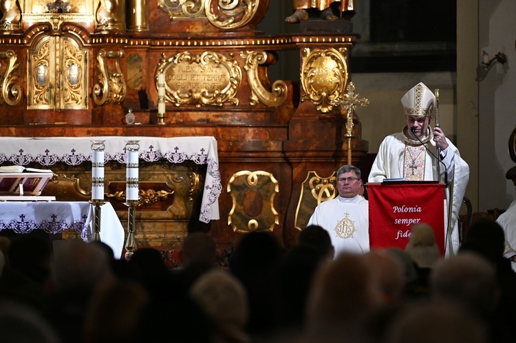 Wprowadzenie relikwii Prymasa Tysiąclecia w Pile