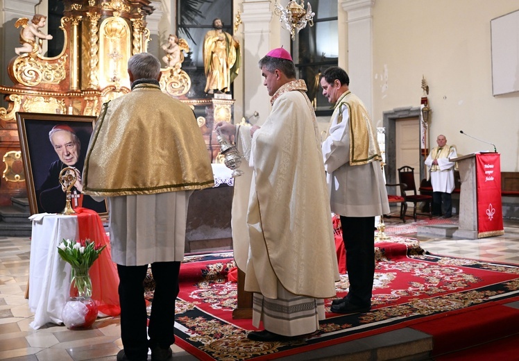 Wprowadzenie relikwii Prymasa Tysiąclecia w Pile