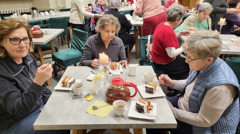 Dzień kobiet w ​Parafialnym Klubie Seniora "U Mikołaja" w Głogowie