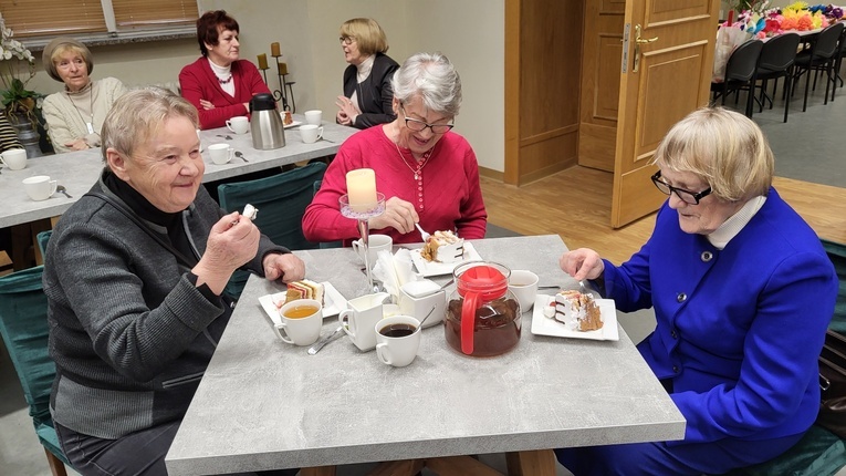 Dzień kobiet w ​Parafialnym Klubie Seniora "U Mikołaja" w Głogowie