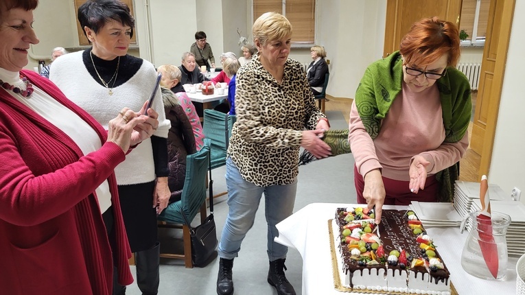 Dzień kobiet w ​Parafialnym Klubie Seniora "U Mikołaja" w Głogowie