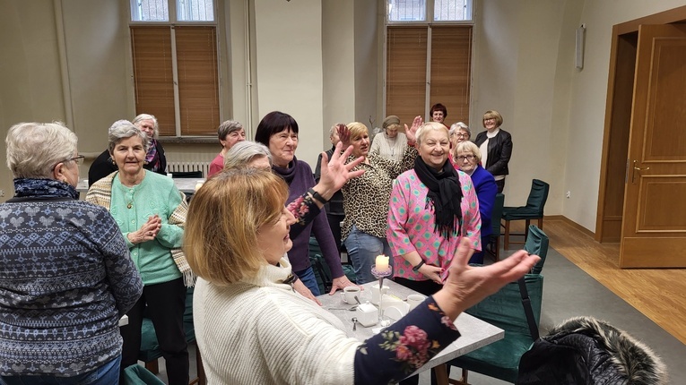 Dzień kobiet w ​Parafialnym Klubie Seniora "U Mikołaja" w Głogowie