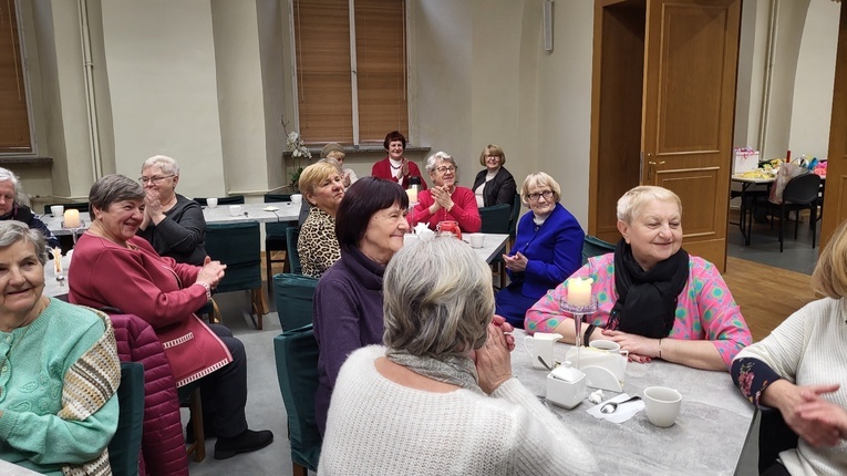 Dzień kobiet w ​Parafialnym Klubie Seniora "U Mikołaja" w Głogowie