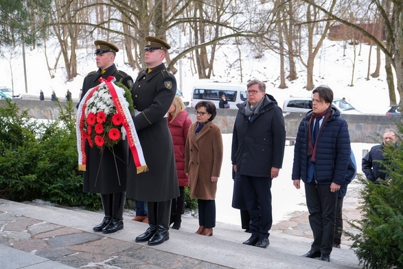  Marszałek Elżbieta Witek złożyła wieniec przy Mauzoleum Matki i Serca Syna na cmentarzu na Rossie