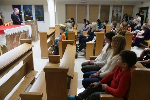 Bp Roman Pindel z rodzinami uchodźców z Ukrainy w Andrychowie