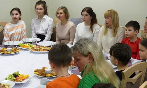 Spotkanie przy stole z ukraińskimi przysmakami.