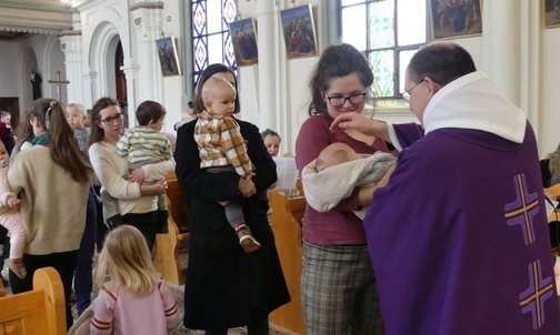 O. Ireneusz Toczydłowski OFM błogosławił wszystkie dzieci, które towarzyszyly mamom w czasie rekolekcji cieszyńskich.