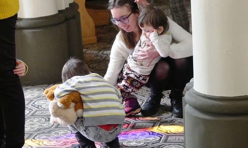 Mamy - wiele z dziećmi - po raz kolejny wzięły udział w specjalnie dla nich przygotowanych rekolekcjach w kaplicy sióstr boromeuszek w Cieszynie.