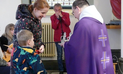 Mamy razem z dziećmi przygotowały także procesję z darami, które przekazały na ręce o. Ireneusza Toczydłowskiego OFM, prowadzącego rekolekcje w Cieszynie.