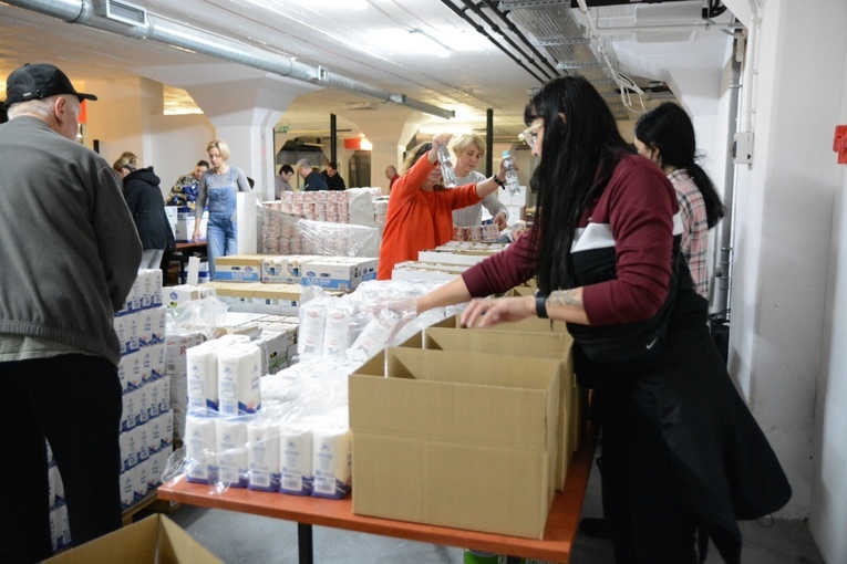 Opole. Pakowanie 4600 paczek dla Ukrainy