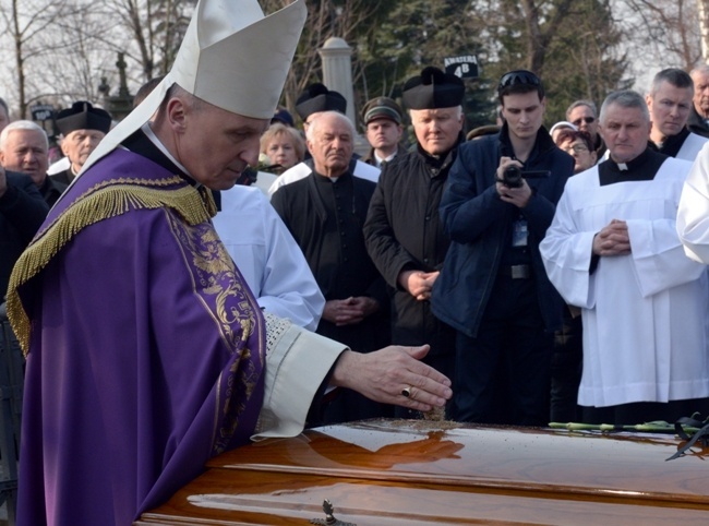 Bp Adam Odzimek - galeria wspomnieniowa w pierwszą rocznicę śmierci