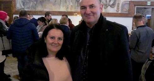 Małgorzata i Józef Juroszkowie - małżonkowie odpowiedzialni za Domowy Kościół w rejonie Trójwieś.
