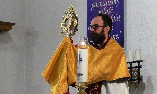 Ks. Grzegorz Tomaszek - moderator Domowego Kościoła rejonu Trójwieś, udzielił błogosławieństwa Najświętszym Sakramentem na zakończenie Namiotu Spotkania.