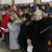 Małżonkowie podczas przygotowanej przez nich Drogi Krzyżowej w koniakowskim kościele św. Bartłomieja.