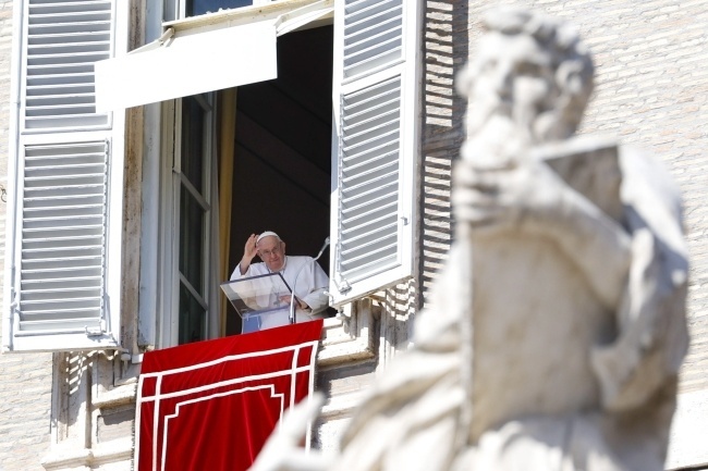 Papież Franciszek na „Anioł Pański”: Spotkanie Jezusa z Samarytanką to obraz uniżenia Boga