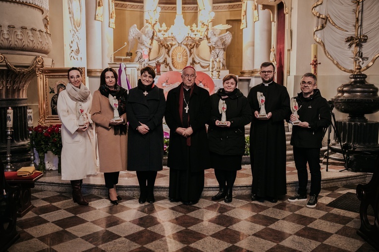 Statuetki Anioła Dobroci odebrali (od lewej): Anna Walczak, Hanna Jażdżyk, Ewelina Zdrojek, ks. Konrad Świstak, Albert Wasilewski.