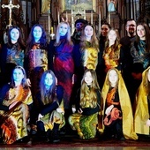 Zespół "Karabanio" po występie w Stromcu. Z lewej ks. Szymon Mucha.