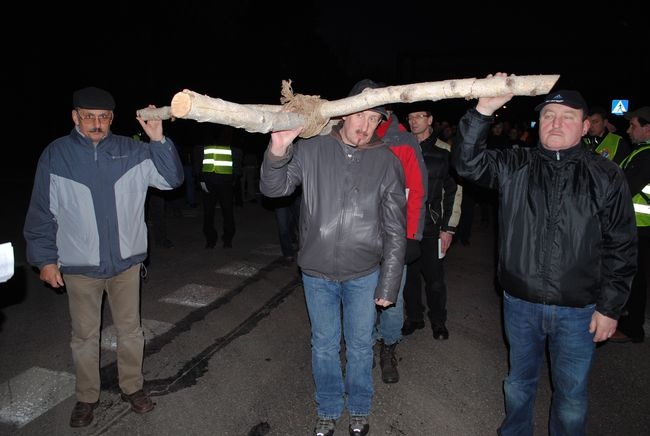 Męska Droga Krzyżowa to 3 godziny marszu w ciszy i skupieniu.