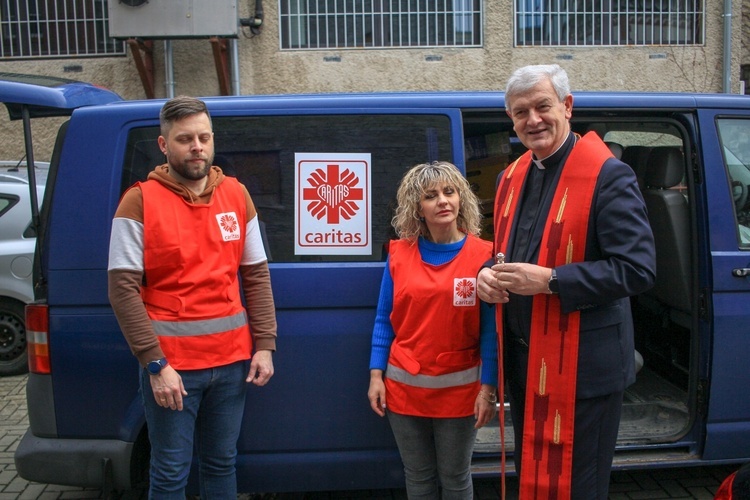 Samochód i dary od Caritas dla Chersonia