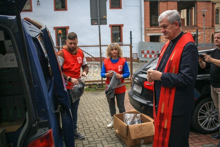 Samochód i dary od Caritas dla Chersonia