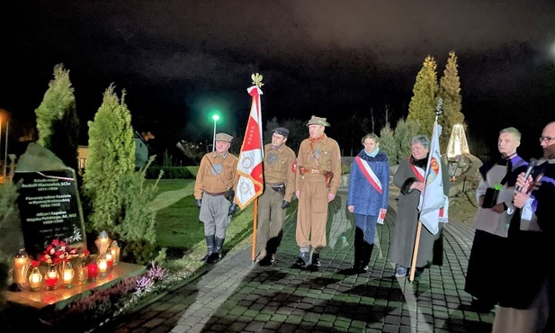 Modlitwa przy obelisku upamiętniającym kapłana i żołnierza.