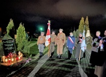Modlitwa przy obelisku upamiętniającym kapłana i żołnierza.